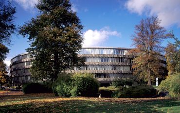 Le bâtiment Glaverbel, chaussée de la Hulpe. Le bâtiment Glaverbel, chaussée de la Hulpe.