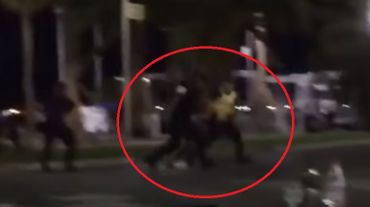 L'homme qui avait été immobilisé à terre par les policiers est emmené de force. L'homme qui avait été immobilisé à terre par les policiers est emmené de force.