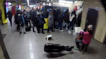 Une violoncelliste de classe mondiale ignorée dans le métro bruxellois
Une violoncelliste de classe mondiale ignorée dans le métro bruxellois