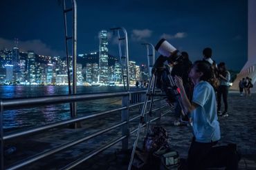 Tout autour de la planète, de nombreux astronomes amateurs n'ont pas manqué cet événement unique. Tout autour de la planète, de nombreux astronomes amateurs n'ont pas manqué cet événement unique.