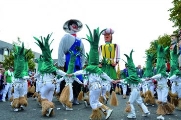 Le Carnaval de Tilff, ses sympathiques porais et géants Le Carnaval de Tilff, ses sympathiques porais et géants