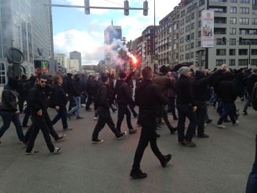 Peu après 14h, des fauteurs de trouble se sont dirigés vers la place de la Bourse Peu après 14h, des fauteurs de trouble se sont dirigés vers la place de la Bourse