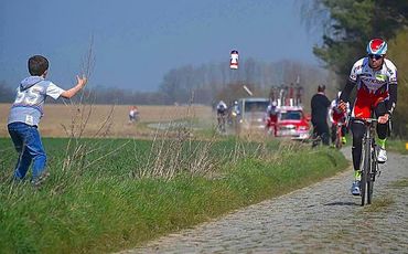 Alexander Kristoff distribue un bidon à un enfant en pleine reconnaissance de Paris-Roubaix. Alexander Kristoff distribue un bidon à un enfant en pleine reconnaissance de Paris-Roubaix.