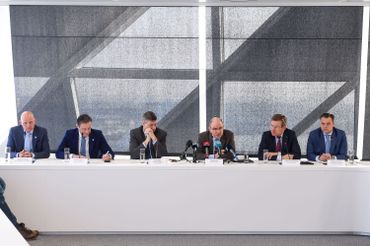 De gauche à droite: Stanny De Vlieger directeur de FGP-Antwerpen, le bourgmestre d'Anvers Bart De Wever, le ministre de l'Intérieur Jan Jambon, le ministre de la Justice Koen Geens, le ministre des Finances Johan Van Overtveldt et le secrétaire d'État pour la Fraude sociale, Philippe De Backer. De gauche à droite: Stanny De Vlieger directeur de FGP-Antwerpen, le bourgmestre d'Anvers Bart De Wever, le ministre de l'Intérieur Jan Jambon, le ministre de la Justice Koen Geens, le ministre des Finances Johan Van Overtveldt et le secrétaire d'État pour la Fraude sociale, Philippe De Backer.