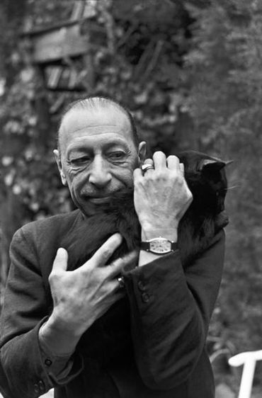 Stravinsky et son chat, photographiés par Henri Cartier Bresson Stravinsky et son chat, photographiés par Henri Cartier Bresson