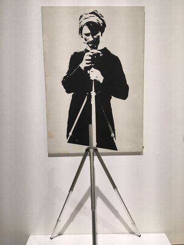 Maria Gilissen-Broodthaers photographiée par son mari, Marcel Broodthaers. La photo est prolongée par un vrai pied photographique. Maria Gilissen-Broodthaers photographiée par son mari, Marcel Broodthaers. La photo est prolongée par un vrai pied photographique.