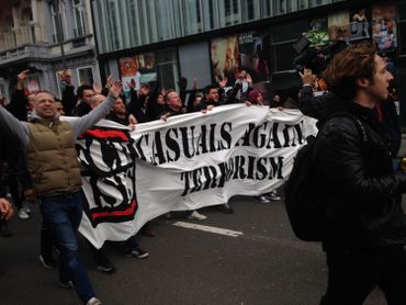 Des hommes en noir sont arrivés avec une bannière "Casual against terrorism" Des hommes en noir sont arrivés avec une bannière "Casual against terrorism"