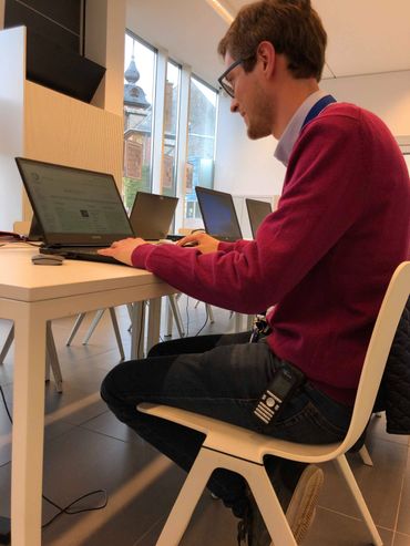 Les membres de WikimediA Belgique se réunissent une fois par mois pour encadrer les activités de WikipediA en Belgique et aider les contributeurs à se lancer ©RTBF Les membres de WikimediA Belgique se réunissent une fois par mois pour encadrer les activités de WikipediA en Belgique et aider les contributeurs à se lancer ©RTBF