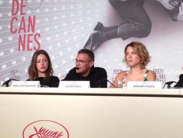 Abdellatif Kechiche entouré de ses deux actrices principales, Adèle Exarchopoulos et Léa Seydoux Abdellatif Kechiche entouré de ses deux actrices principales, Adèle Exarchopoulos et Léa Seydoux