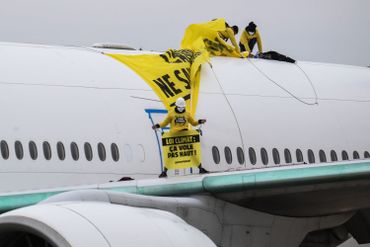 Activistes de Greenpeace à Roissy Activistes de Greenpeace à Roissy