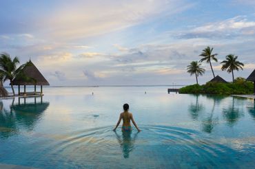 La température de l'eau aux Maldives descend rarement en dessous de 27 °C. La température de l'eau aux Maldives descend rarement en dessous de 27 °C.