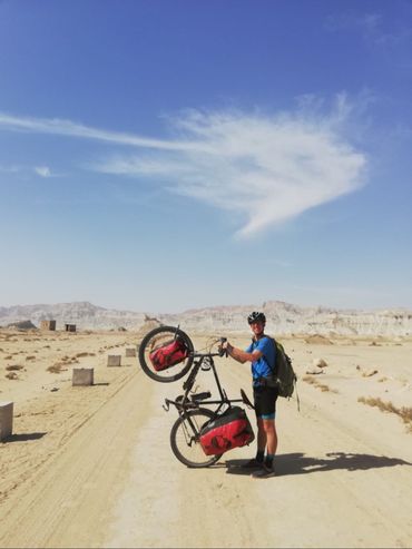 Julien Hendrix et son bolide sur l'île de Qeshm au sud de l'Iran Julien Hendrix et son bolide sur l'île de Qeshm au sud de l'Iran