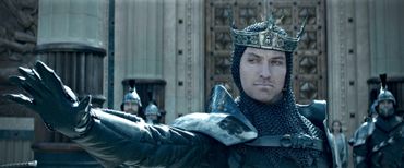 Jude Law explore son côté sombre dans "Le Roi Arthur : La Légende d'Excalibur" Jude Law explore son côté sombre dans "Le Roi Arthur : La Légende d'Excalibur"