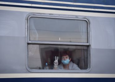 Coronavirus : une centaine d’auxiliaires de vie roumains regagnent l’Autriche via un train de nuit spécialement affrété Coronavirus : une centaine d’auxiliaires de vie roumains regagnent l’Autriche via un train de nuit spécialement affrété
