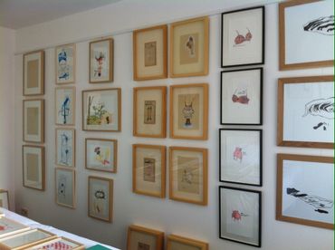 Art on Paper - dessins de (de gauche à droite) Yvan le Bozec, Miguel Egana, Amélie Bucher, Sophie Menuet, Sharon Kivland et Léa Bénétou - Galerie des petits carreaux Art on Paper - dessins de (de gauche à droite) Yvan le Bozec, Miguel Egana, Amélie Bucher, Sophie Menuet, Sharon Kivland et Léa Bénétou - Galerie des petits carreaux