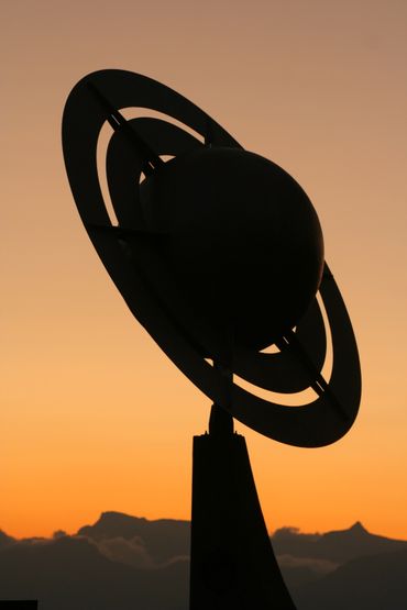Le Soleil et chaque planète y sont représentés sur des panneaux, avec respect de l’échelle des distances et des tailles. Le Soleil et chaque planète y sont représentés sur des panneaux, avec respect de l’échelle des distances et des tailles.