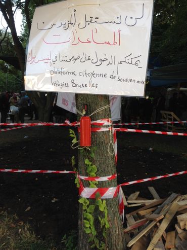 Un extincteur attaché à un arbre, au cas où. Un extincteur attaché à un arbre, au cas où.