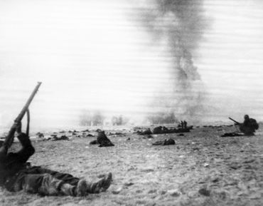 Herman Goering et ses stukas déciment les alliés, acculés sur les plages. Herman Goering et ses stukas déciment les alliés, acculés sur les plages.