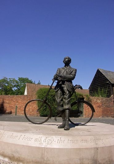 La statue de bronze d'Elgar qui pose à côté de son vélo se trouve en Angleterre La statue de bronze d'Elgar qui pose à côté de son vélo se trouve en Angleterre