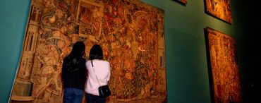 Le Musée de la Tapisserie offrant au visiteur de prestigieuses tapisseries tournaisiennes de XVe et XVIe siècles. Le Musée de la Tapisserie offrant au visiteur de prestigieuses tapisseries tournaisiennes de XVe et XVIe siècles.