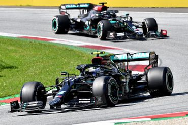 Valtteri Bottas devant Lewis Hamilton Valtteri Bottas devant Lewis Hamilton