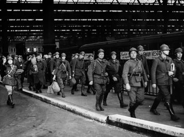 Soldats français rapatriés en Angleterre, à la suite de l'opération dynamo. Certains de ceux-ci continueront leur combat avec Charles de Gaulle par la suite. Soldats français rapatriés en Angleterre, à la suite de l'opération dynamo. Certains de ceux-ci continueront leur combat avec Charles de Gaulle par la suite.