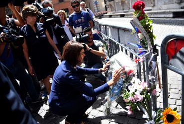 La présidente italienne de la chambre basse Laura Boldrini dépose des fleurs devant l'ambassade française à Rome ce vendredi 15 juillet. La présidente italienne de la chambre basse Laura Boldrini dépose des fleurs devant l'ambassade française à Rome ce vendredi 15 juillet.