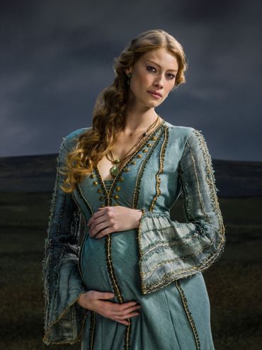 A la fin de la première saison, Ragnar rencontre la belle Aslaug, fille du légendaire Sigurd et de la non moins fameuse valkyrie Brunehilde. Enceinte de Ragnar, ce dernier décide de la prendre comme seconde épouse. A la fin de la première saison, Ragnar rencontre la belle Aslaug, fille du légendaire Sigurd et de la non moins fameuse valkyrie Brunehilde. Enceinte de Ragnar, ce dernier décide de la prendre comme seconde épouse.