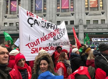 Actions syndicales: des manifestants ont canardé de peinture rouge la façade de la FEB