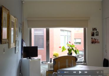 Dans cette chambre de maison de repos, une caméra a été placée par la famille. L’objectif est surtout de permettre à la famille vivant à l’étranger de voir la résidente. Dans cette chambre de maison de repos, une caméra a été placée par la famille. L’objectif est surtout de permettre à la famille vivant à l’étranger de voir la résidente.