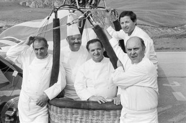 La fine équipe, vers les sommets, en juillet 1983. De gauche à droite : Paul Bocuse, Pierre Troisros, Jacques Pic, Georges Blanc et Alain Chape La fine équipe, vers les sommets, en juillet 1983. De gauche à droite : Paul Bocuse, Pierre Troisros, Jacques Pic, Georges Blanc et Alain Chape