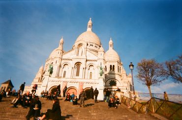 Grâce à des appareils photo jetables, des réfugiés immortalisent leur vie à Paris. Grâce à des appareils photo jetables, des réfugiés immortalisent leur vie à Paris.