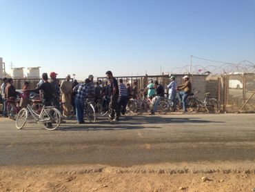 Jordanie: réfugiés à vélos dans le camp Jordanie: réfugiés à vélos dans le camp