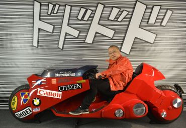Katsuhiro Otomo, le mangaka créateur d'Akira, sur une réplique de la moto de son héros Katsuhiro Otomo, le mangaka créateur d'Akira, sur une réplique de la moto de son héros