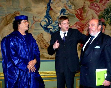 Le colonel Kadhafi rencontre Guy Verhofstadt et Louis Michel au Palis d'Egmont en 2004. Le colonel Kadhafi rencontre Guy Verhofstadt et Louis Michel au Palis d'Egmont en 2004.