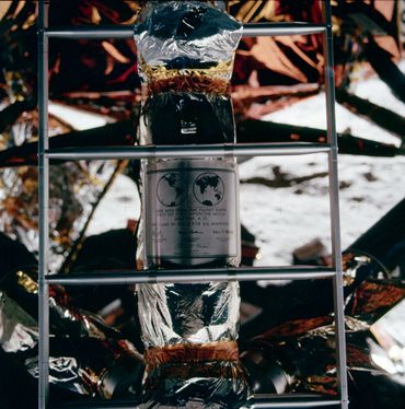 Ce message de paix est resté sur la Lune après le départ des astronautes. Ce message de paix est resté sur la Lune après le départ des astronautes.