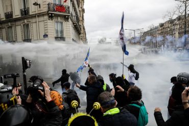 Manifestation de "gilets jaunes" en France: heurts sur les Champs-Elysées et magasins pillés (vidéos) Manifestation de "gilets jaunes" en France: heurts sur les Champs-Elysées et magasins pillés (vidéos)