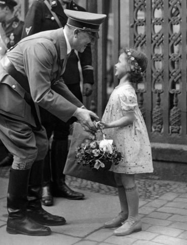 A. Hitler reçoit des fleurs d'une autre petite fille (1937) A. Hitler reçoit des fleurs d'une autre petite fille (1937)
