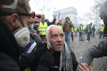 Barricades incendiées, jets de pavés, canons à eau: les gilets jaunes à Paris en images Barricades incendiées, jets de pavés, canons à eau: les gilets jaunes à Paris en images