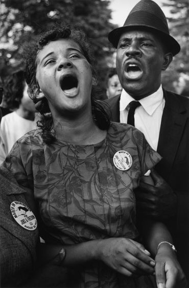 USA. Washington, D.C. - 28 août 1963 - Des manifestants chantent "We Shall Overcome" après le discours de Martin Luther King "I Have a Dream" USA. Washington, D.C. - 28 août 1963 - Des manifestants chantent "We Shall Overcome" après le discours de Martin Luther King "I Have a Dream"