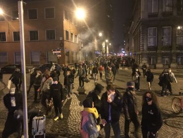Plusieurs centaines de Liégeois se mobilisent contre le couvre-feu et pour des mesures solidaires Plusieurs centaines de Liégeois se mobilisent contre le couvre-feu et pour des mesures solidaires