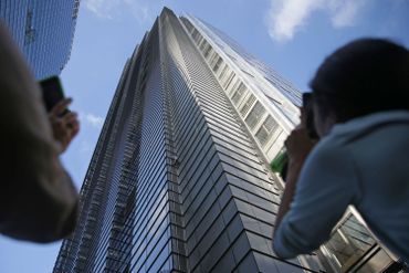 Alain Robert s'envole sur la tour Heron, la plus haute de Londres (230 mètres) en octobre 2018 Alain Robert s'envole sur la tour Heron, la plus haute de Londres (230 mètres) en octobre 2018