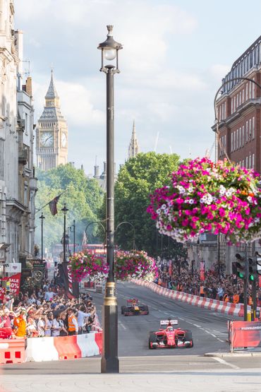 L'absence critiquée d'Hamilton au show de Londres, le "bouclier" Ferrari, Stoffel bat Button…à vélo, la F1 à Silvertsone. L'absence critiquée d'Hamilton au show de Londres, le "bouclier" Ferrari, Stoffel bat Button…à vélo, la F1 à Silvertsone.