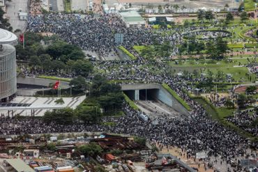 Des milliers de manifestants paralysent Hong Kong, report d'une loi controversée d'extradition vers la Chine Des milliers de manifestants paralysent Hong Kong, report d'une loi controversée d'extradition vers la Chine
