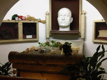 La tombe de Mussolini, à Predappio. La tombe de Mussolini, à Predappio.