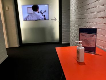 Des distributeurs de gel hydroalcoolique ont été installés devant l’entrée de chaque studio. Des studios qui font l’objet d’une désinfection régulière par le personnel d’entretien. Des distributeurs de gel hydroalcoolique ont été installés devant l’entrée de chaque studio. Des studios qui font l’objet d’une désinfection régulière par le personnel d’entretien.