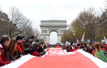 La ligne rouge dressée par des manifestants près de l'Arc de Triomphe La ligne rouge dressée par des manifestants près de l'Arc de Triomphe
