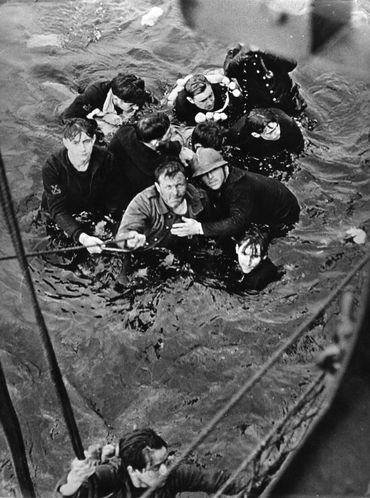 Bientôt l'embarquement dans un destroyer, et la fin du cauchemar. Bientôt l'embarquement dans un destroyer, et la fin du cauchemar.