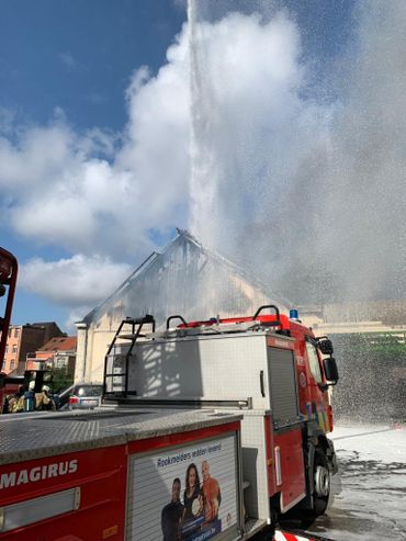 Incendie dans une carrosserie à Schaerbeek, le marché place Dailly évacué Incendie dans une carrosserie à Schaerbeek, le marché place Dailly évacué
