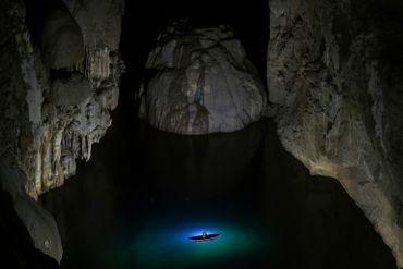 Un visiteur visite la grotte de Son Doong, au centre du Vietnam, le 19 janvier 2021. Un visiteur visite la grotte de Son Doong, au centre du Vietnam, le 19 janvier 2021.